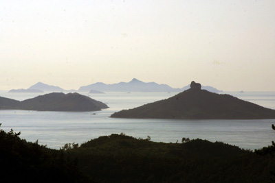 지력산 정상에서 보전 방향으로 산등성이에서 바라보이는 다도해의 섬들이 환상이다(주지도와 주변의 섬들) 